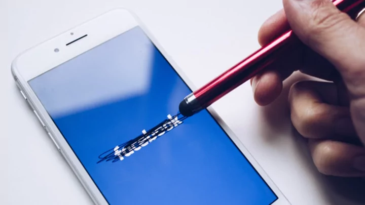 «Mec… Facebook...c'est pour les mamans et les grands-parents.»