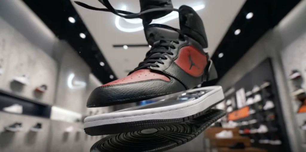 chaussure de sport flottante dans une boutique, avec semelle detachee en dessous