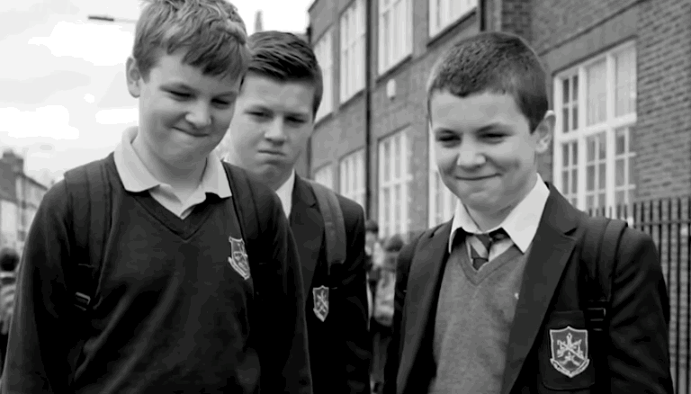 Scène en noir et blanc d'un homme qui avance le temps avec sa montre en IA